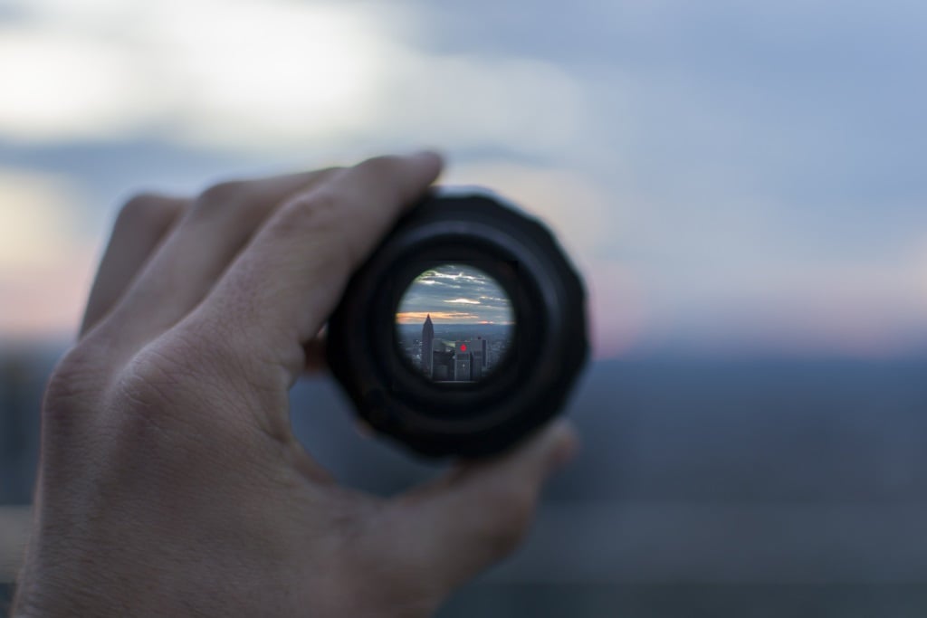 Looking through the camera. Through the camera. не сфокусированная фотография. Through the camera. фотоаппарат на красивом фоне.